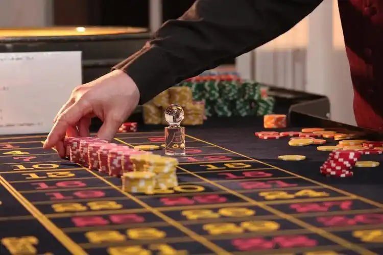 Dealer cantik di studio Live Casino NNA777 membagikan kartu Baccarat secara langsung
